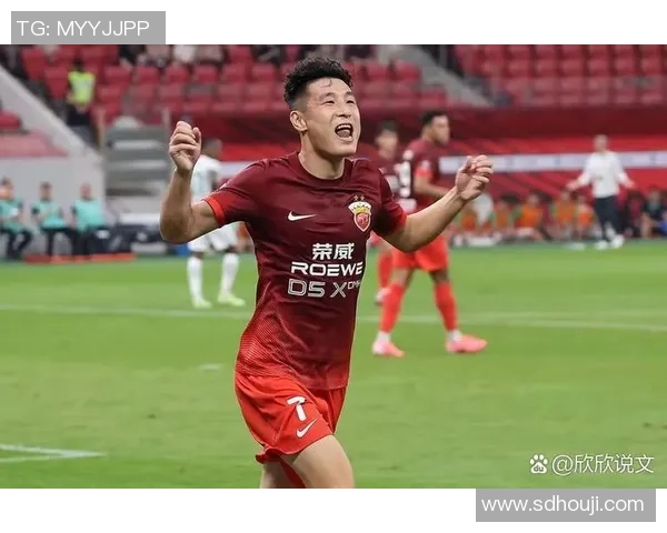 足球明星在绿茵场上的英姿飒爽瞬间尽显魅力与风采的精彩照片合集